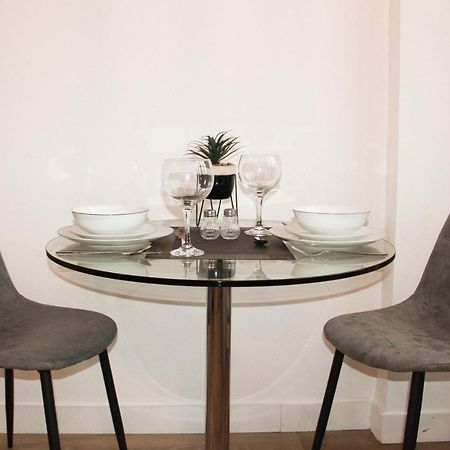 Modern Luxury Serviced Duplex Apartments By Repose- 150 Metro Court, West Bromwich Exteriör bild
